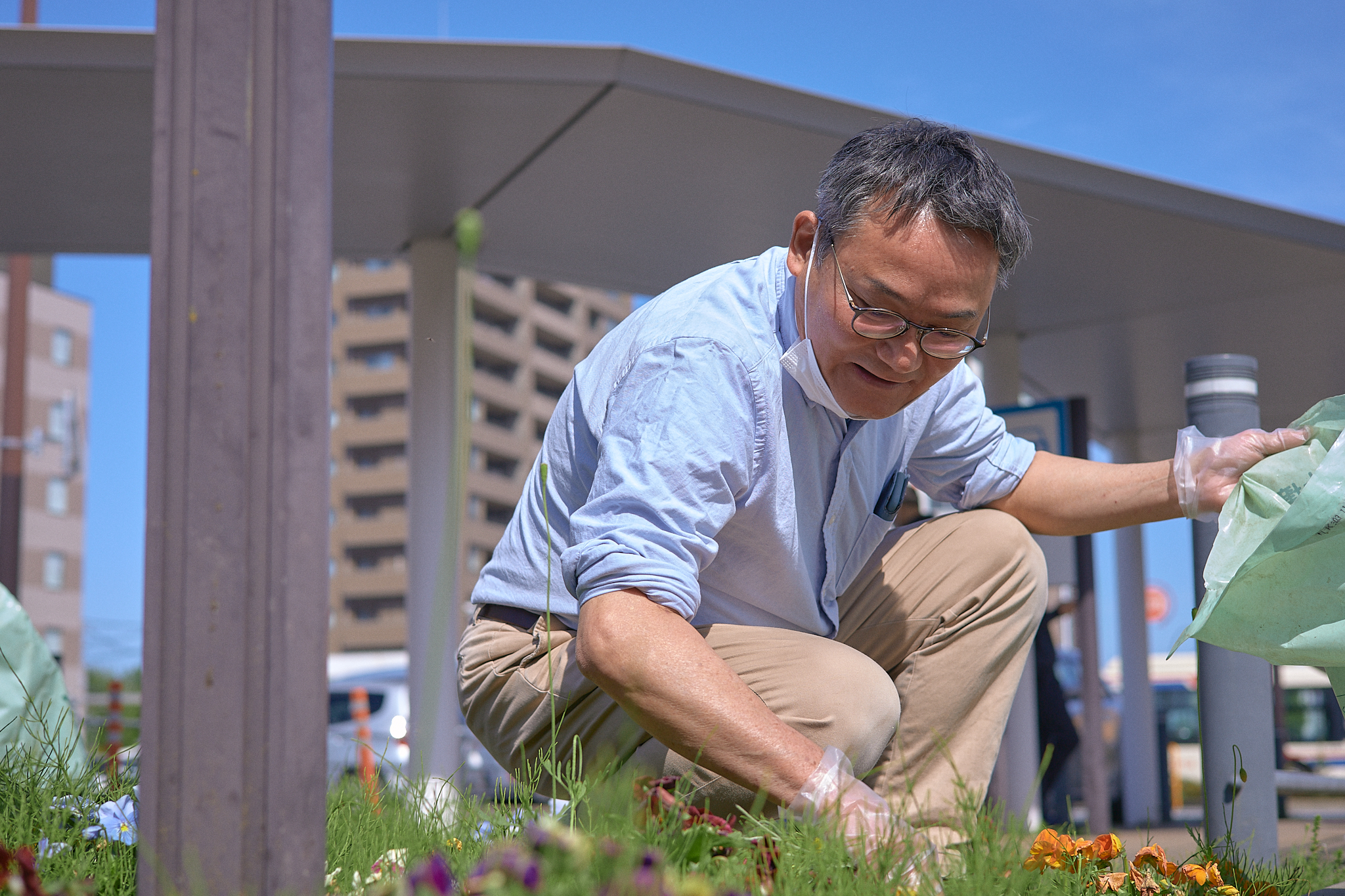 駅前花壇除草作業 ひたちなかベストライオンズクラブ 茨城 ひたちなか ライオンズクラブ