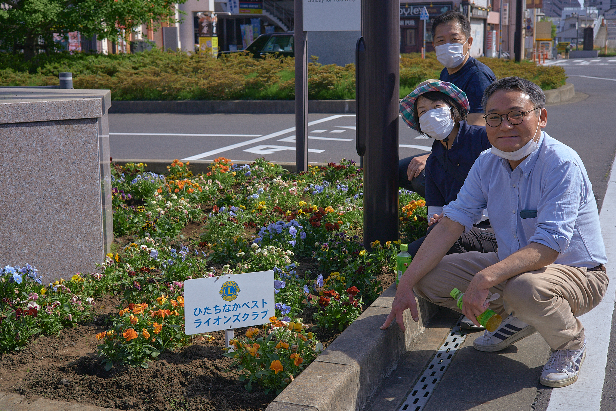 駅前花壇除草作業 ひたちなかベストライオンズクラブ 茨城 ひたちなか ライオンズクラブ