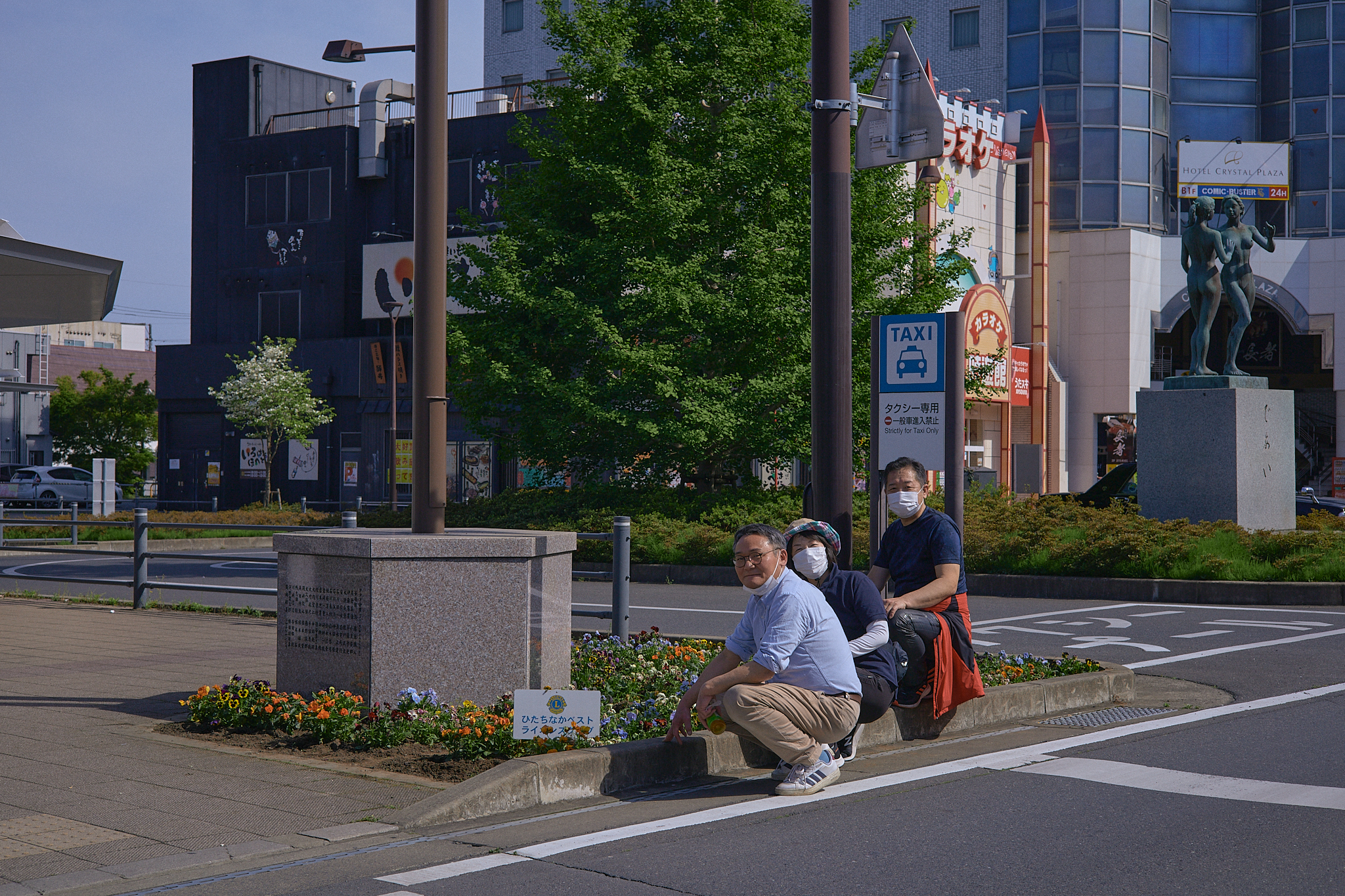 駅前花壇除草作業 ひたちなかベストライオンズクラブ 茨城 ひたちなか ライオンズクラブ