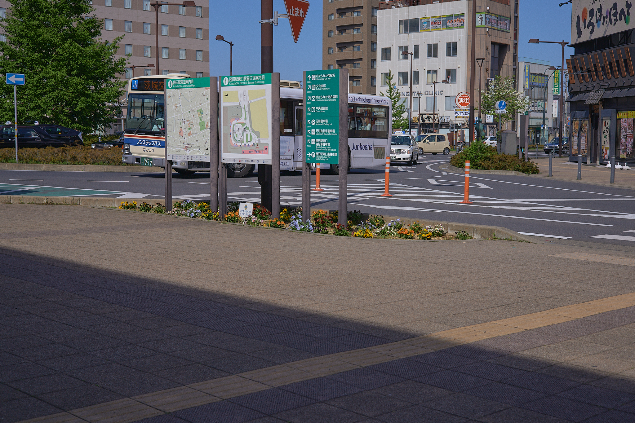 駅前花壇除草作業 ひたちなかベストライオンズクラブ 茨城 ひたちなか ライオンズクラブ