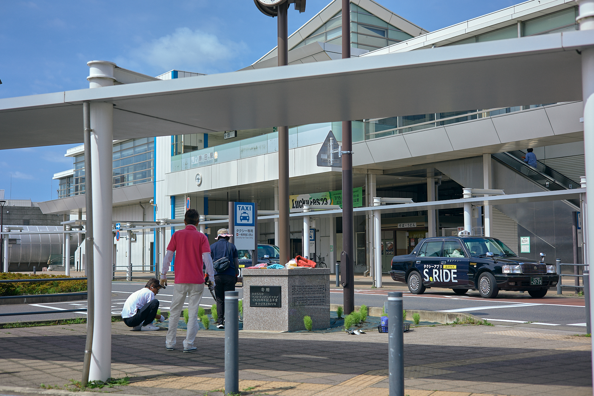 勝田駅前花壇コキア植栽作業 ひたちなかベストライオンズクラブ 茨城