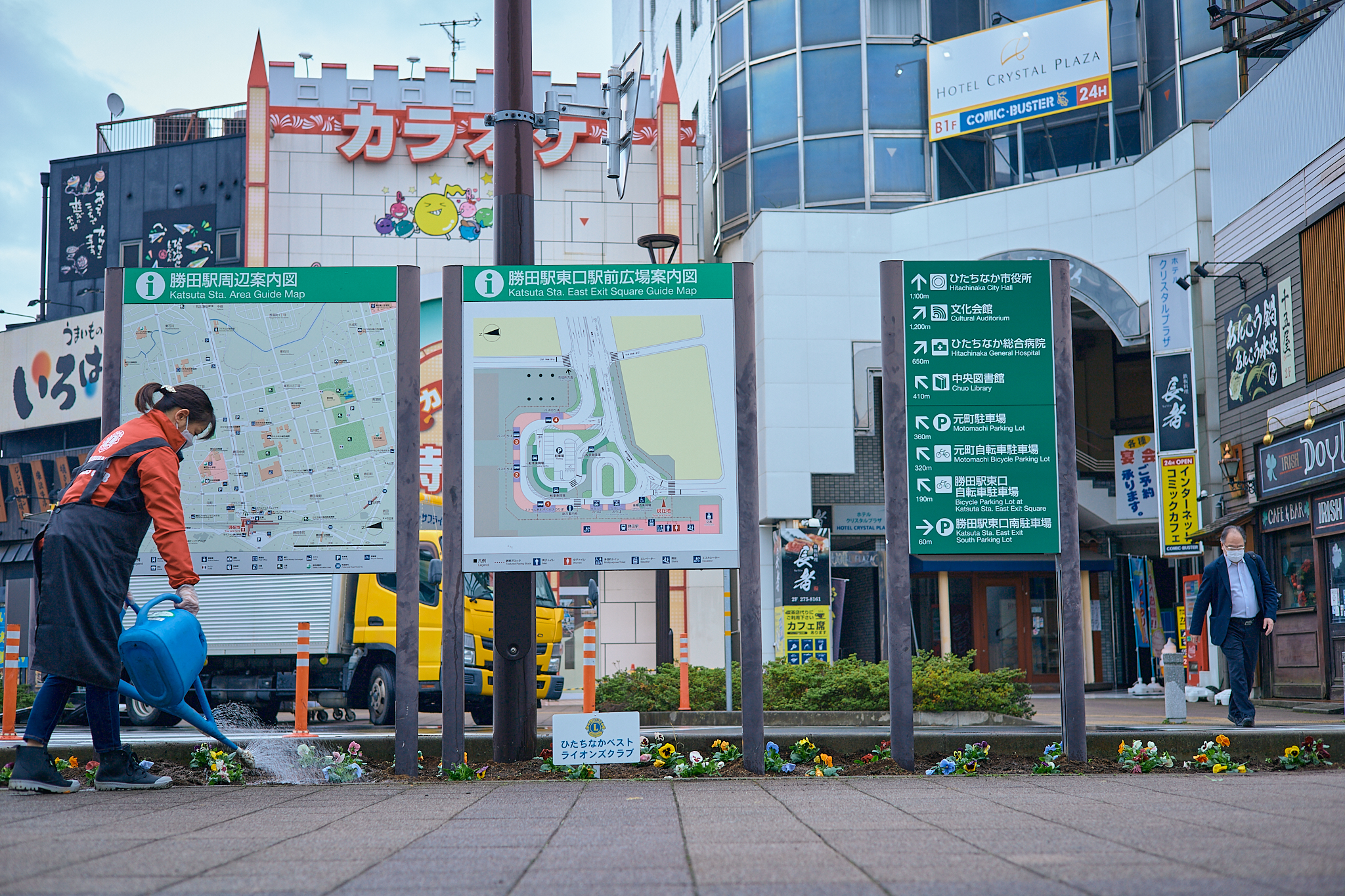 駅前花壇花植え作業 ひたちなかベストライオンズクラブ