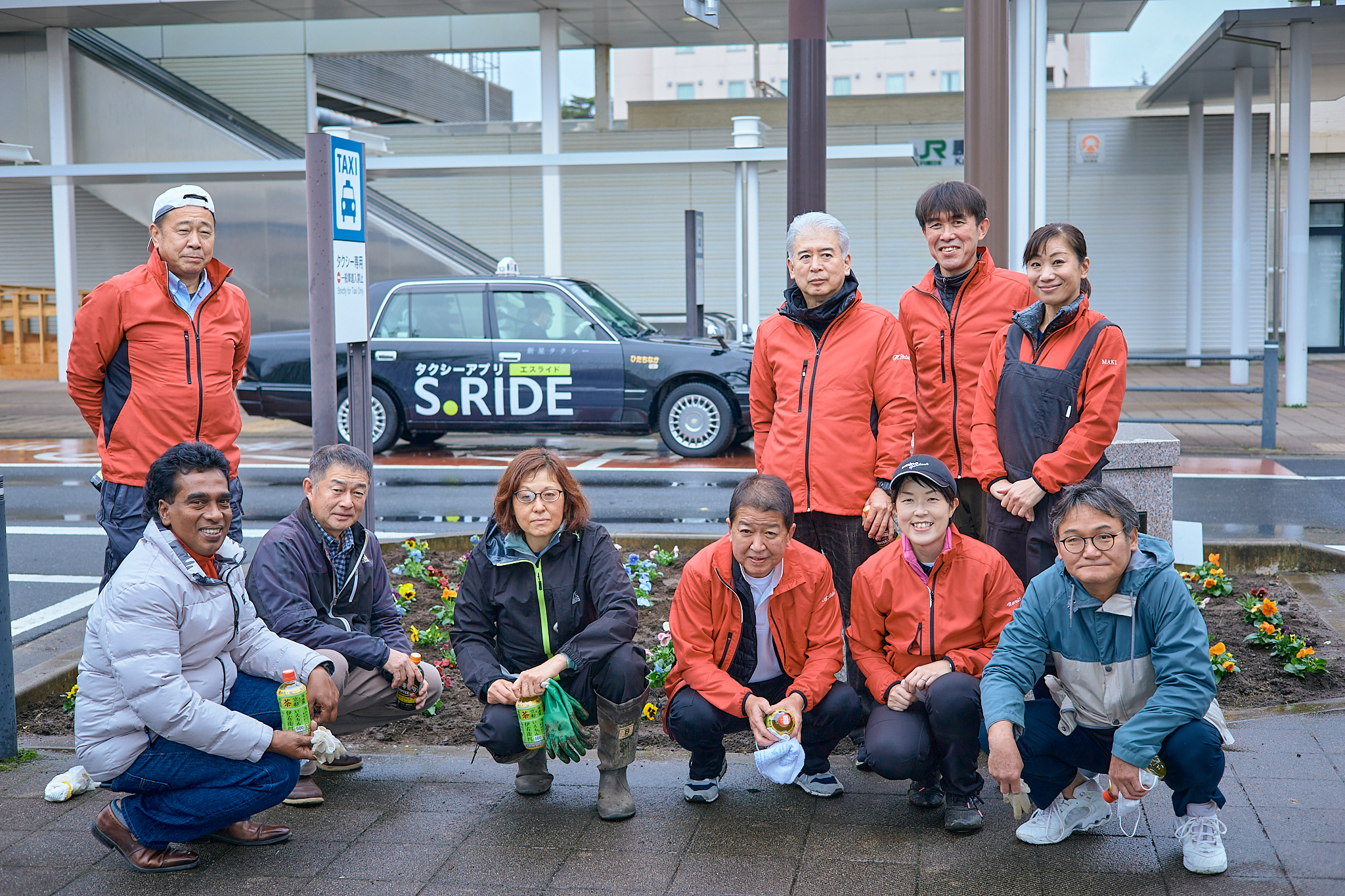 駅前花壇花植え作業 ひたちなかベストライオンズクラブ