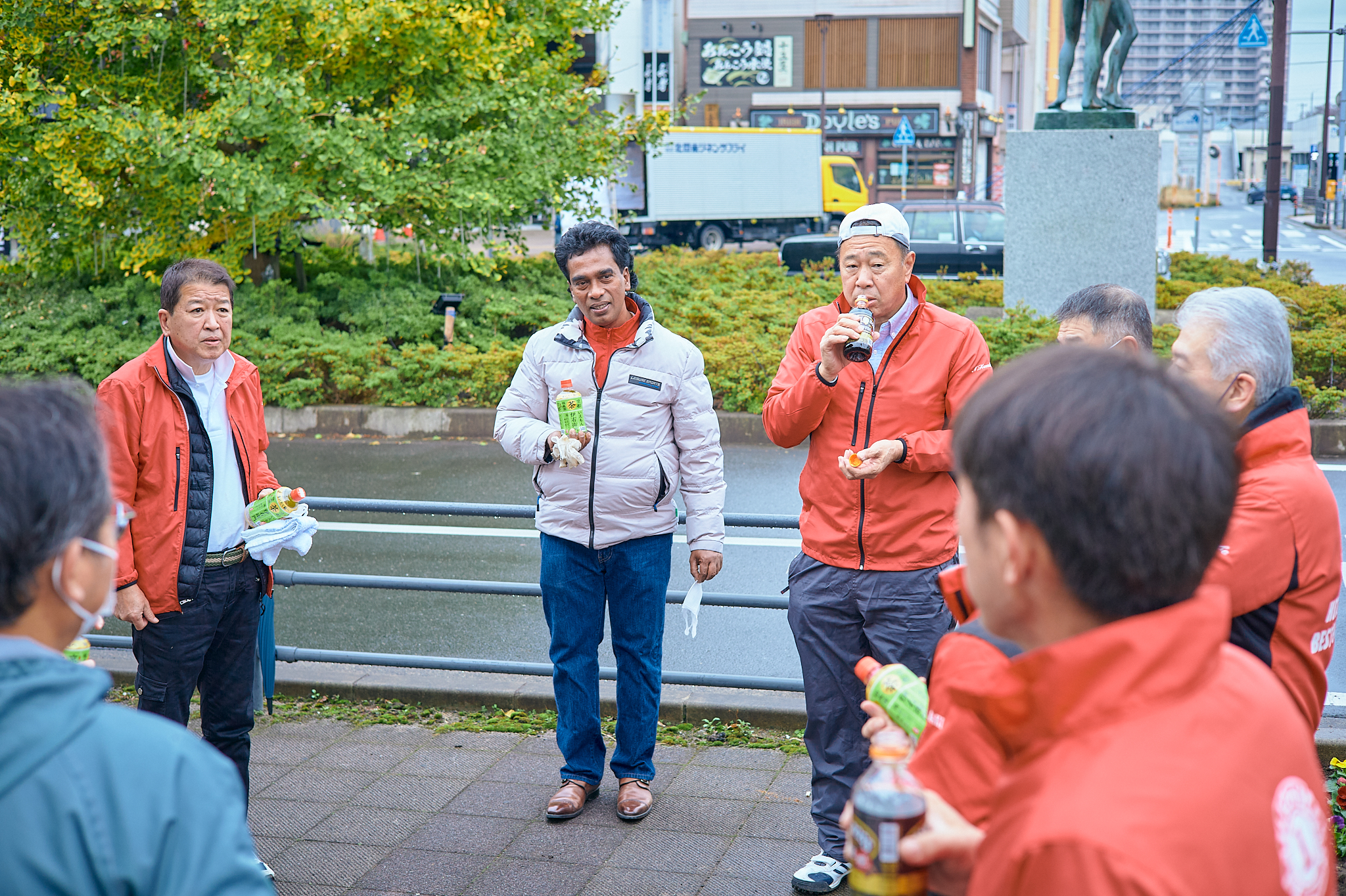 駅前花壇花植え作業 ひたちなかベストライオンズクラブ