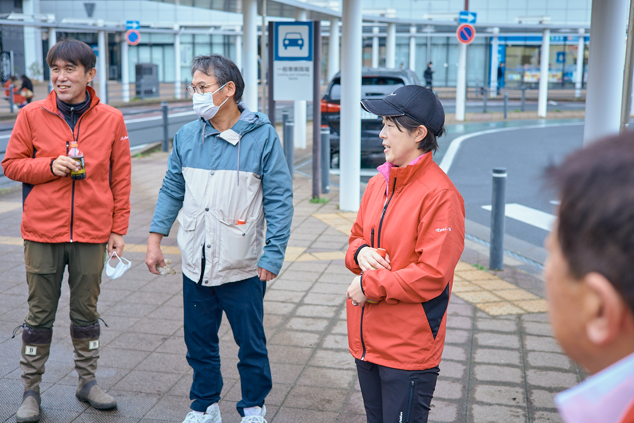 駅前花壇花植え作業 ひたちなかベストライオンズクラブ
