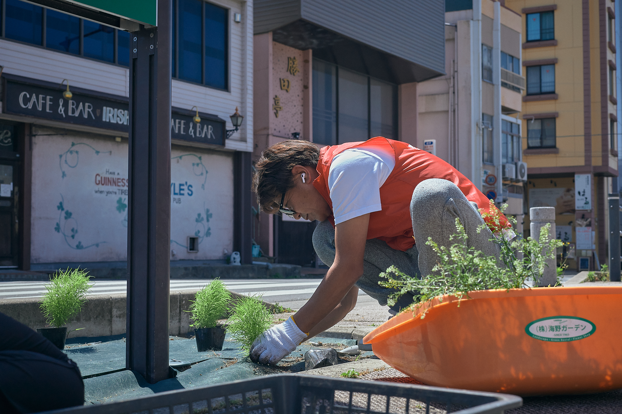 勝田駅前花壇コキア苗植え ひたちなかベストライオンズクラブ 茨城 ひたちなか ライオンズクラブ