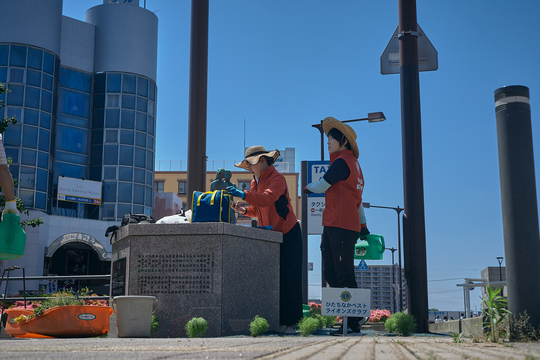 勝田駅前花壇コキア苗植え ひたちなかベストライオンズクラブ 茨城 ひたちなか ライオンズクラブ