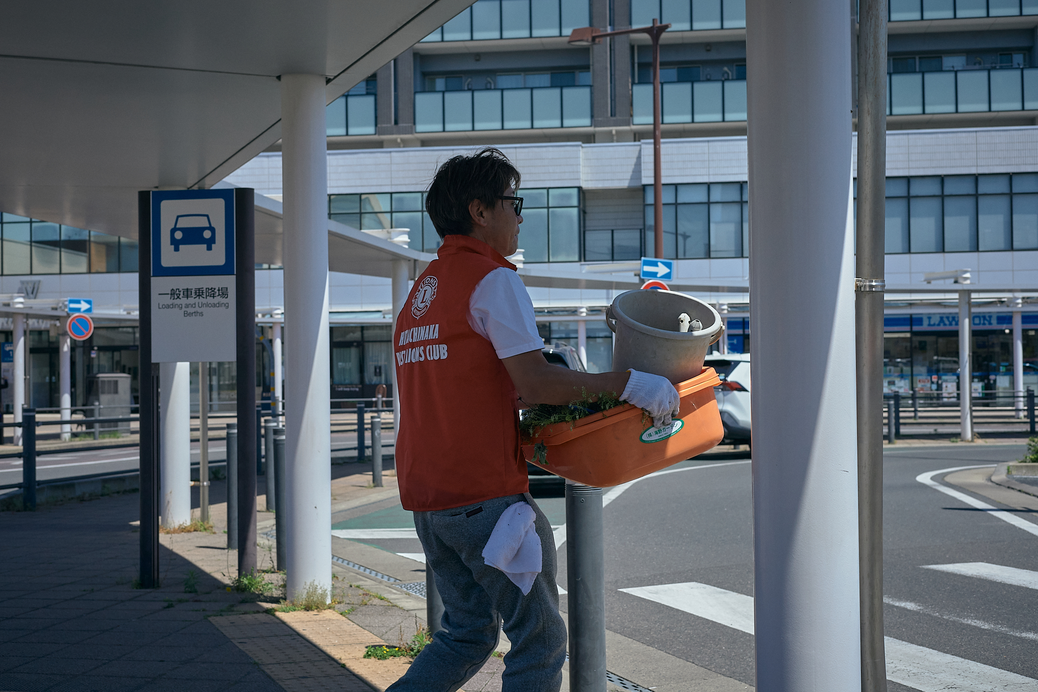 勝田駅前花壇コキア苗植え ひたちなかベストライオンズクラブ 茨城 ひたちなか ライオンズクラブ