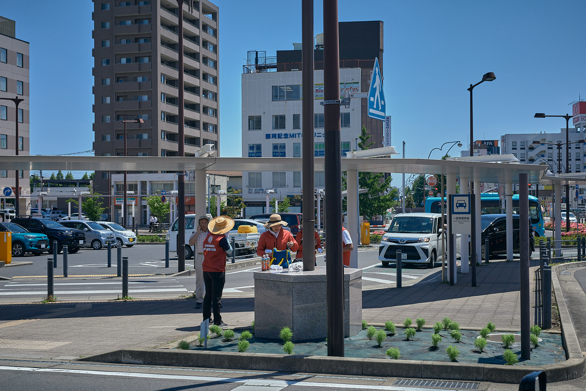 勝田駅前花壇コキア苗植え ひたちなかベストライオンズクラブ 茨城 ひたちなか ライオンズクラブ
