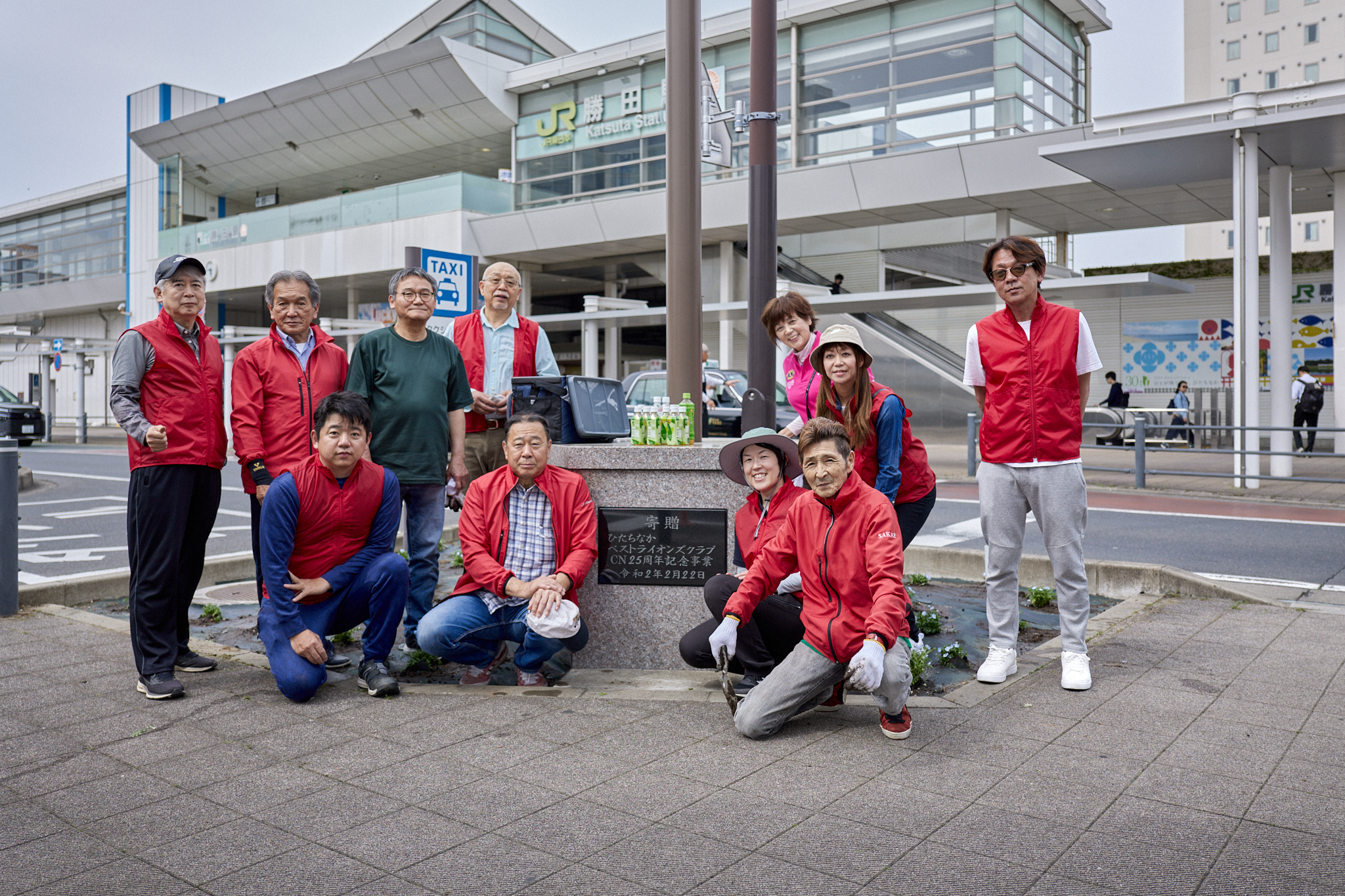 勝田駅東口前花壇ネモフィラ植栽 ひたちなかベストライオンズクラブ 茨城 ひたちなか ライオンズクラブ